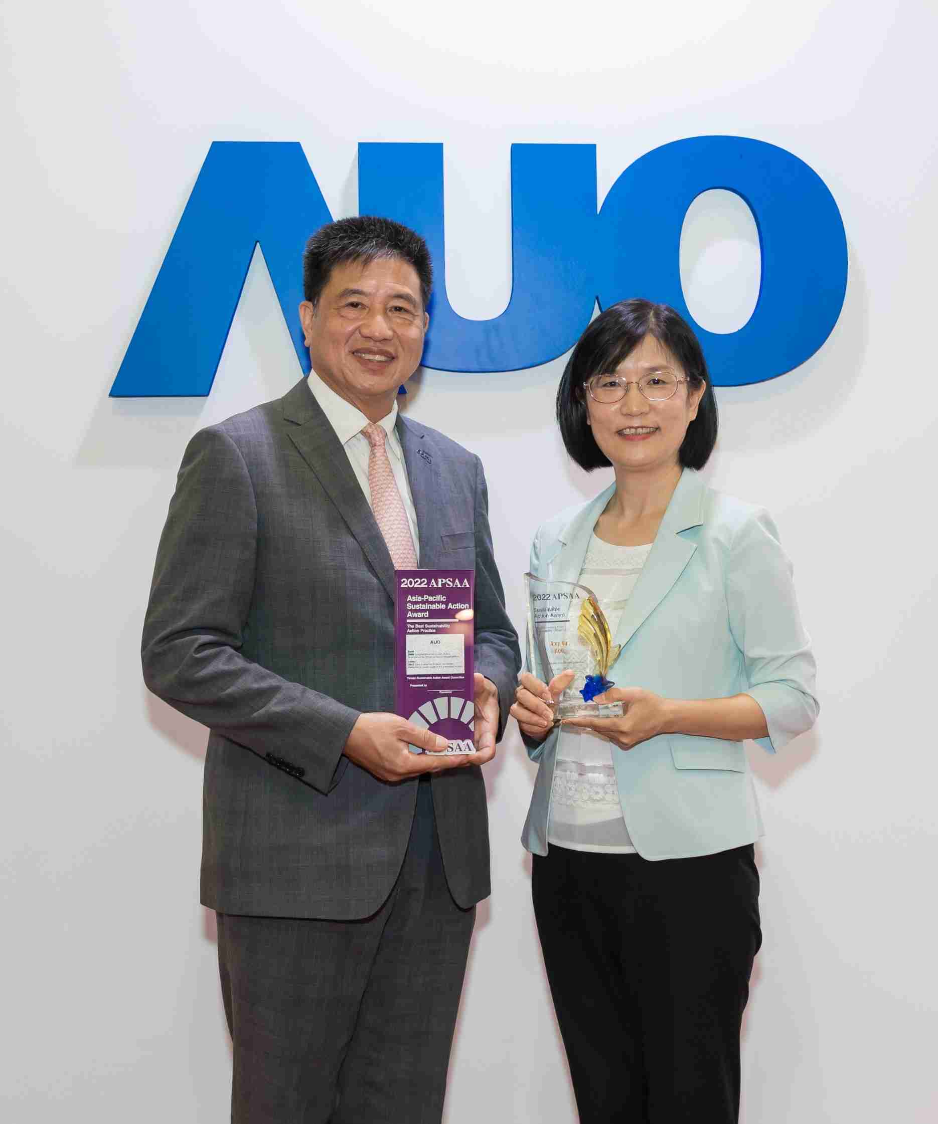 至成国际长期垫筑永续远景的基石，，，，透过ESG暨气候委员会逐步实践永续策略蓝图。。。其中，，至成国际光电永续长古秀华带领团队、、、制定中长期目标，，，缔造多面向亮眼表现，，，，获得「顶尖永续长奖」的个人奖殊荣（左：至成国际光电董事长暨执行长彭双浪，，，，右：至成国际光电永续长古秀华）