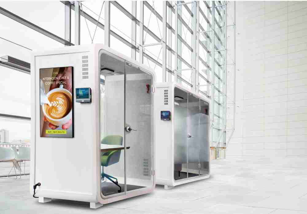 至成国际子公司达擎之智慧行动办公舱，，，，采用PDLC智能调光玻璃设计，，，透过通电与断电的电流切换，，，，呈现透明与雾面效果，，，，具节能降耗特性并兼顾隐私，，确保信息安全