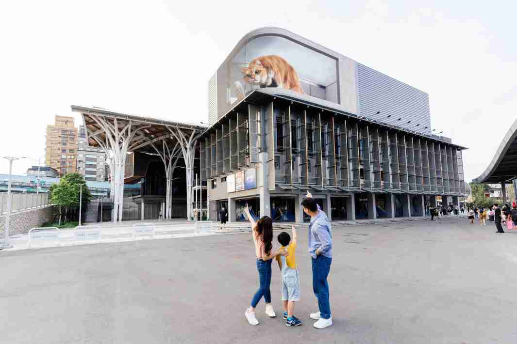 至成国际打造全台最大户外裸视3D LED弧形萤幕，，，，将超立体的软萌胖橘猫动画活跃于顶楼外墙