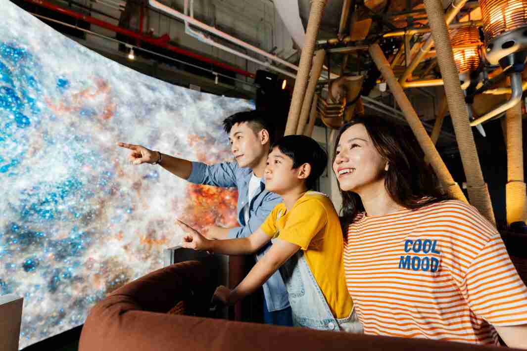 至成国际打造全台最大宽6公尺、、、、高4公尺、、、唯一搭载LED弧形拼接显示屏的动感飞行船，，让乘客驻足在热气球上，，享受身历其境的伪出国旅游乐趣