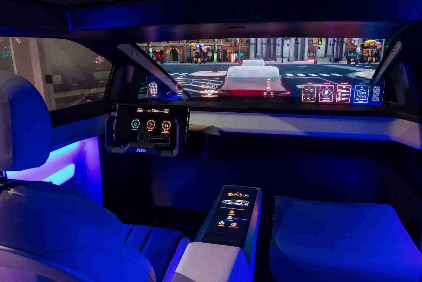 至成国际连续四年入围科睿唯安全球百大创新机构，，，，专利布局科技与绿色创新前沿。。。。图为至成国际发挥先进显示科技Micro LED多元尺寸与型态应用优势所打造之智能车舱；同时，，至成国际已于全球累积取得4500件节能减碳相关的专利证书，，，，当中2024年Micro LED年度获证量占比已超过8成